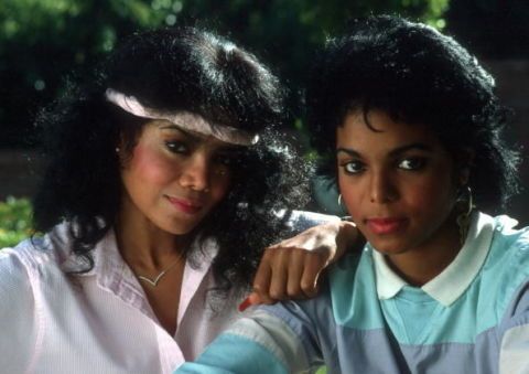 <p>Una delle più famose, numerose, talentuose e disfunzionali famiglie del mondo dello spettacolo è senz'altro quella dei Jackson. Per una volta, però, lasciamo in pace il povero Michael per parlare invece di La Toya e Janet, che più che sorelle, almeno in origine prima cioè dei deturpanti interventi di chirurgia plastica di la Toya, sembravano gemelle. Ma che, purtroppo, si sono spesso trovate ai ferri corti: a cavallo tra gli anni 80 e 90 La Toya ha avuto un manager nonché marito, Jack Gordon, violentissimo nei suoi confronti e che arrivò anche a minacciare di morte la sorella Janet che cercò di mettersi in mezzo a quella relazione. In quel periodo La Toya scrisse un'inquietante autobiografia intitolata "<i>La Toya: Growing Up in the Jackson Family</i> dove accusava il padre di molestie; Janet incolpò di nuovo Gordon dicendo che stava facendo «il lavaggio del cervello»<span class="redactor-invisible-space"> alla sorella maggiore. Chiusa la parentesi Gordon le due si sono riavvicinate e solo pochi giorni fa La Toya ha per la prima volta parlato pubblicamente delle violenze subite dall'ex marito Gordon. </span></p>