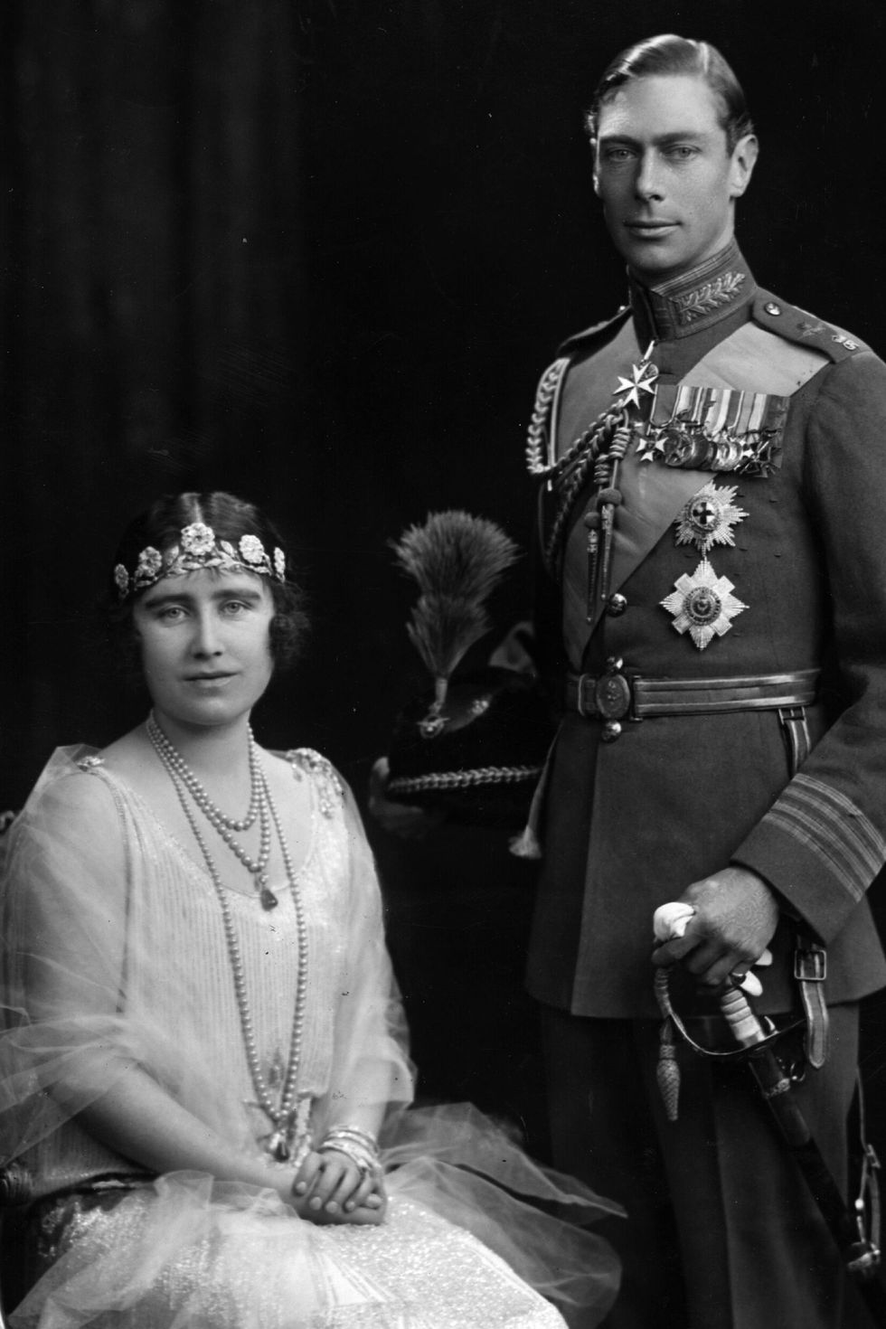 <p>Dopo essere stati presentati nel 1920, Elisabetta rifiutò la proposta di matrimonio del futuro re due volte.</p>