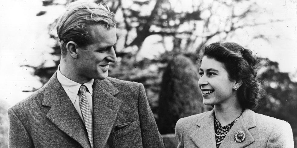 <p>I due si incontrano per la prima volta nel 1934 al matrimonio della Principessa Marina di Grecia e Danimarca, cugina di Philip. Dopo un corteggiamento durato oltre un decennio si fidanzano ufficialmente nel 1947 e si sposano nell'abbazia di Westminster.</p>