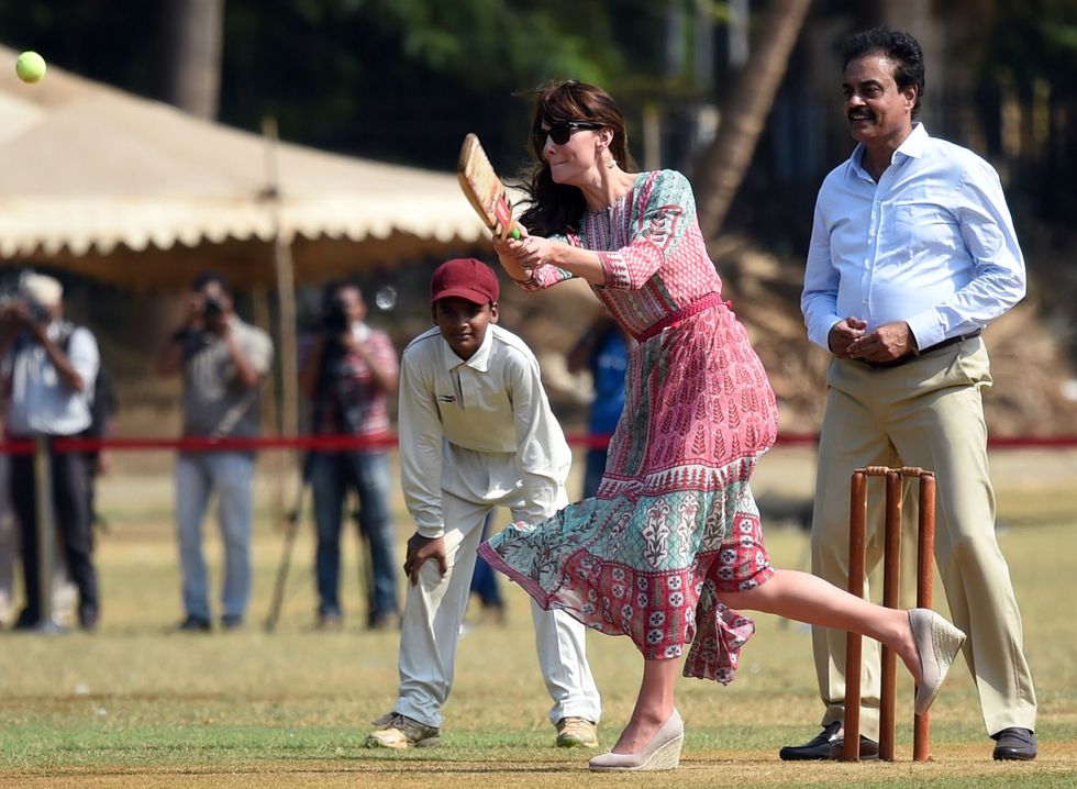 Kate Middleton gioca a cricket all'Oval Maidan di Mumbai
