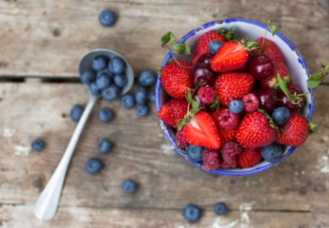 <p>Mirtilli, more, lamponi e fragole hanno pochissime calorie e si possono abbinare a molti alimenti magri, come lo yogurt bianco e i cereali.</p>