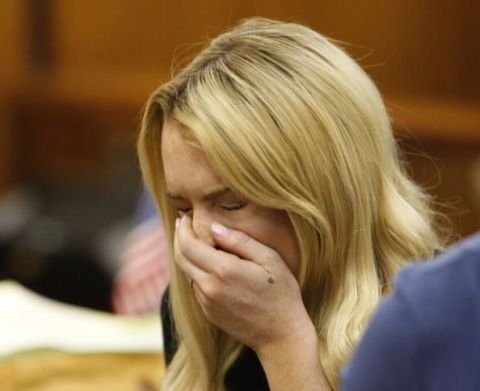 <p>Il 24 agosto 2007, Lindsay Lohan è stata condannata a un giorno di reclusione, a 3 anni di libertà condizionata e a frequentare per 18 mesi un programma di rieducazione contro alcol e droghe. Il 7 luglio 2010 l'attrice è stata condannata a 90 giorni di reclusione per violazione dei termini della libertà condizionale perché non a nove sedute del programma impostole. Il 23 aprile 2011 LiLo viene condannata di nuovo a quattro mesi di reclusione e 480 ore di lavoro ai servizi sociali per il furto, a Los Angeles, di una collana del valore di 2.500 dollari: in quel periodo Lohan era in libertà vigilata. Nei due anni successivi tornerà in tribunale altre quattro volte, ma i giorni di prigione saranno tramutati in ricoveri in centri di disintossicazione.</p>