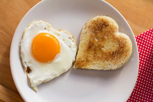 <p>Le uova, il tuorlo in particolare, sono una fonte preziosa di vitamina A e vitamina E, che mantiene idratata la pelle.</p>