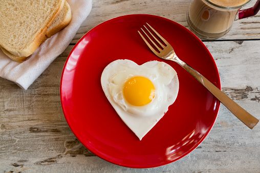 <p>Le uova contengono la vitamina B12 che serve all'organismo per bruciare i grassi. Sono leggere e possono essere cucinate senza condimenti risultando ugualmente gustose.</p>