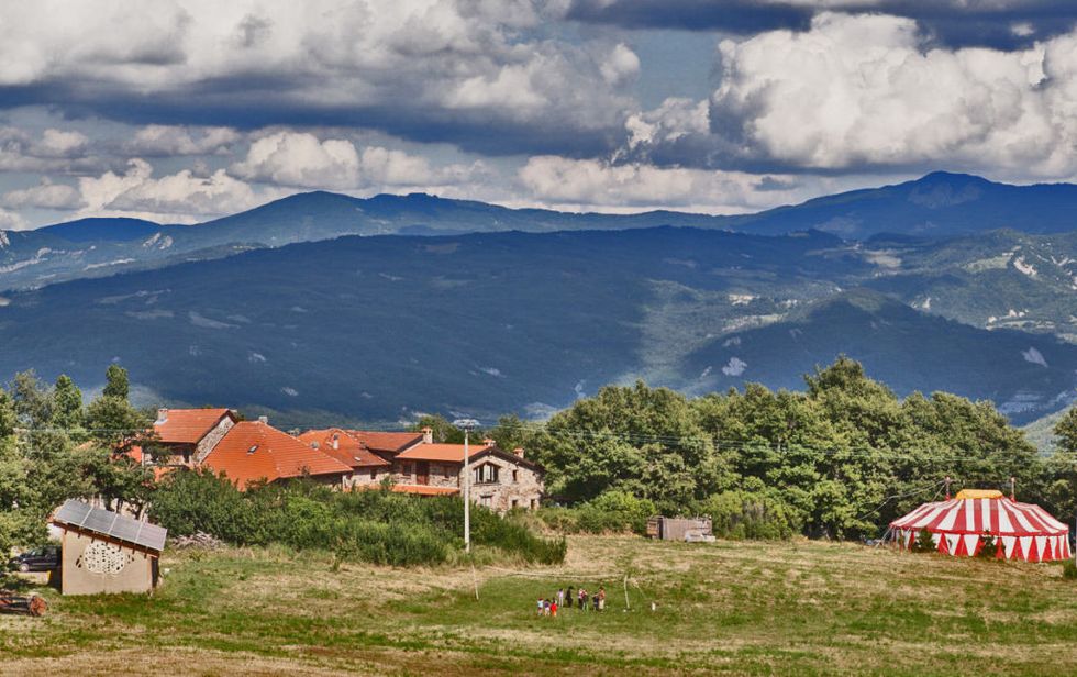 <p>Chiudiamo con l'Italia, e con la storia di un gruppo di milanesi e torinesi stufi delle rispettive città. Un giorno si avventurano sulle colline della Val di Taro, appennino emiliano, e vicino a Valmozzola scoprono un borgo abbandonato. Si chiama Granara. L'idea è farne una comune. Poi le idee scappano di mano e diventano qualcosa di più. Granara oggi è un villaggio ecologico tout court, dove gli edifici sono stati ricostruiti in modo naturale - per dire, le infiltrazioni d'acqua sono chiuse con cera d'api. I rifiuti organici vengono usati come concime per gli orti. L'energia è fornita da pannelli solari. Insomma, un piccolo gioiello di armonia tra uomo e ambiente. </p>