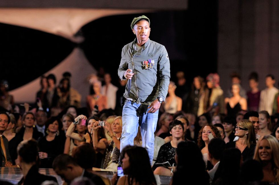 <p>Musk è noto, ma Pharrell Williams lo è di più. Il musicista e produttore che ha fatto ballare il pianeta con Happy è anche il direttore creativo di <em>Bionic Yarn</em>, azienda che opera nel tessile alternativo. Il progetto di Pharrell si chiama <em>Raw for the Oceans</em>, e consiste nel produrre indumenti in denim - jeans, giacche, camicie - dalla plastica dispersa in mare. I passi sono semplice: si raccolgono i rifiuti, li si tritura, si ricava una miscela da cui nasce un "bionic yarn", cioè un filo bionico che poi viene impiegato nella lavorazione del denim. </p>