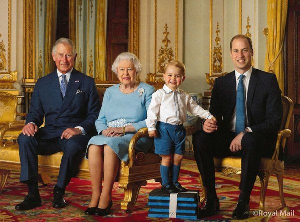 Il principe George compare sul suo primo francobollo in occasione dei 90 anni della Regina Elisabetta II e la Royal Mail ha ritratto anche nonno Carlo e papà William.
