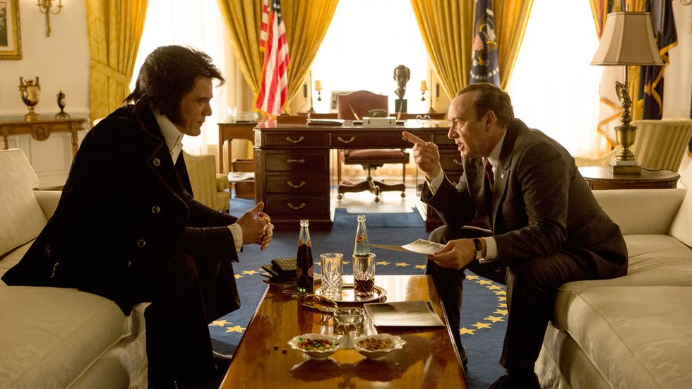 <p>Metti che Elvis (Michael Shannon), il 21 dicembre 1970, bussi alla Casa Bianca chiedendo di entrare nel team «droghe e narcotici». E metti che il presidente sia Richard Nixon (Kevin Spacey). Il risultato è questo film. </p>