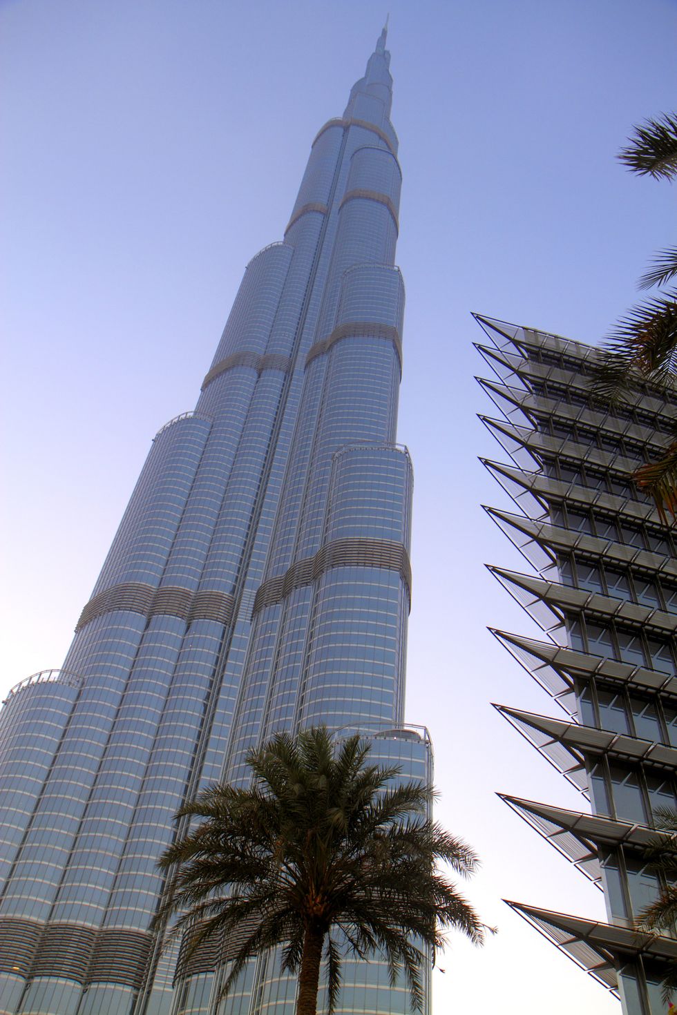 <p>A Dubai vale una visita il grattacielo più alto del mondo, il <a href="http://www.burjkhalifa.ae/en/index.aspx">Burj Khalifa</a>, per ammirare la città in tutta la sua estensione. Obbligatorio prenotare perché i visitatori sono moltissimi. Si può vedere il panorama dello skyline anche da vari locali di tendenza: <a href="http://level43lounge.com">Level 43</a>, premiato come miglior hotel-bar in Medio Oriente;  Iris, al 27esimo piano dell'<a href="http://irisdubai.com">hotel Oberoi</a>; la terrazza di 40 Kong, al 40esimo piano dell'<a href="http://www.h-hotel.com/en">H Dubai.</a> Strepitosi sia la vista sia i drink.</p>