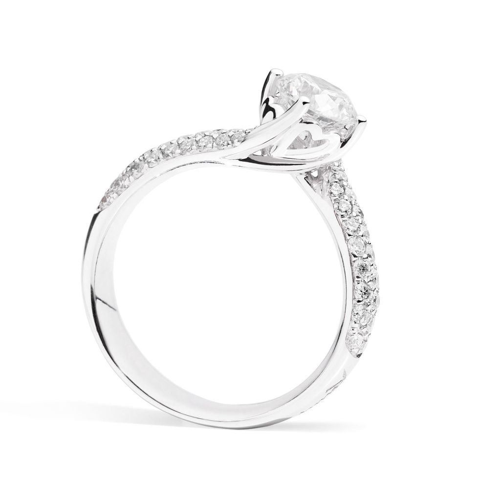 <p>Un tocco prezioso e per sempre come un diamante:  l'anello solitario in oro bianco 18 Kt, diamante taglio brillante e pavè di diamanti della collezione Anniversary di Recarlo.</p>