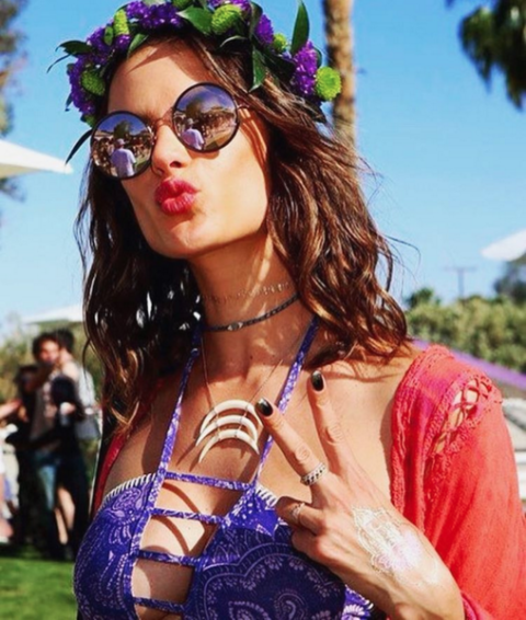<p>Alessandra Ambrosio in total look Coachella: corona di fiori e capelli sciolti.</p>