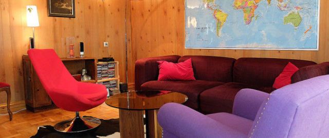 <p>Una casa di famiglia del 1930, in tipico stile islandese, trasformata in un semplice, ma accogliente B&B: il <a href="http://bedandbooks.is/">Bed and Books</a> si trova a un quarto d'ora a piedi dal  centro di Reykjavik e accoglie gli ospiti in quattro stanze dotate di wi-fi e tv. Le pareti della casa sono rivestiti di scaffali pieni di libri consultabili da tutti e, addirittura, ce n'è uno che contiene i libri lasciati dai visitatori. Che, a loro volta, possono portare a casa quelli ritenuti interessanti: una biblioteca "in progress" per sottolineare l'internazionalità e il patrimonio culturale dei diversi viaggiatori. Certo, in quanto a lusso e design questo B&B non può competere con le altre strutture citate, però è a pochi passi dal mare e nei mesi estivi offre spettacoli indimenticabili del sole di mezzanotte. E poi, vuoi mettere il valore aggiunto dell'atmosfera familiare?</p>