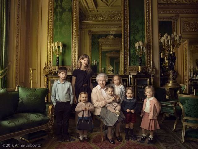 La regina Elisabetta con i nipoti