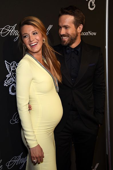 <p>Non stupisce la notizia, ancora non confermata ufficialmente ma piuttosto sicura, della seconda gravidanza della radiosa Blake Lively. D'altronde se guardate quanto era in forma mentre aspettava la piccola James, che oggi ha 16 mesi e a dire di papà Ryan Reynolds «è allergica al sonno»<span class="redactor-invisible-space">, può buttarsi senza timori in un felice raddoppio. Anche perché l'attrice 29enne ha sempre detto di volere una famiglia molto numerosa, c'è quindi da pensare che non sarà l'ultima volta che vedremo Blake portarsi a spasso uno stilosissimo pancione. </span></p>