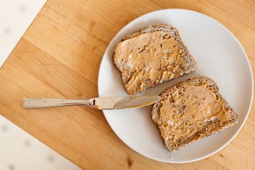 <p><strong>Prima colazione:</strong> una fetta di pane tostato con burro di arachidi o di noci.</p><p><strong>Seconda colazione:</strong> frutti di bosco e un cucchiaio di mandorle. Una colazione completa che risveglia il metabolismo.</p>