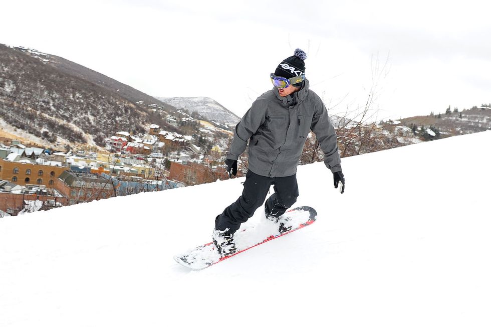 Aaron Paul snowboarder in una pausa del Sundance Festival.