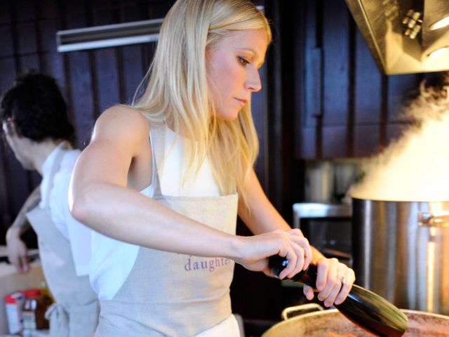 Gwyneth Paltrow sorprende tutti e svela la sua personale ricetta della pasta alla carbonara e così mette da parte tutti i propositi di cucina salutista