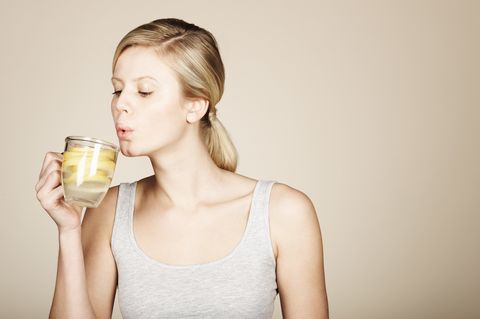 <p>Bere acqua e limone ha un effetto depurativo e diuretico: l'importante è spremere il frutto al momento in un bicchiere di acqua tiepida. Per addolcire la bevanda puoi aggiungere mezzo cucchiaino di miele.<br></p>