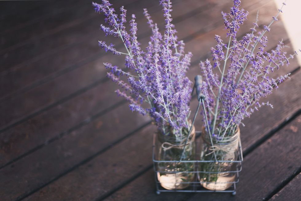 <p>Grazie al suo potere lenitivo si può usare  l'<strong>olio essenziale di lavanda</strong> per curare eritemi solari, ustioni, ma anche punture d'insetti e persino le irritazioni causate da un incontro ravvicinato con una medusa.</p>