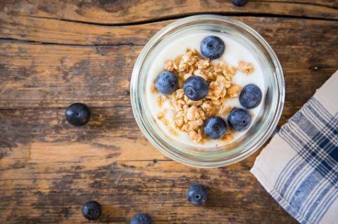 <p><strong>Prima colazione:</strong> un vasetto di yogurt bianco magro greco con l'aggiunta di frutti di bosco. È una colazione leggera e facilmente digeribile.</p><p><strong>Seconda colazione:</strong> due uova sode, che sono veloci da mangiare e nutrienti senza appesantire.</p>