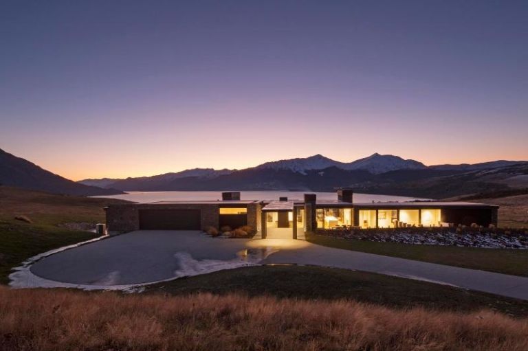 <p>Agli estremi del mondo, a Queenstown (Nuova Zelanda), la casa vacanza è una struttura a tutto vetro affacciata su panorami indimenticabili e immersa in un silenzio quasi irreale. </p>