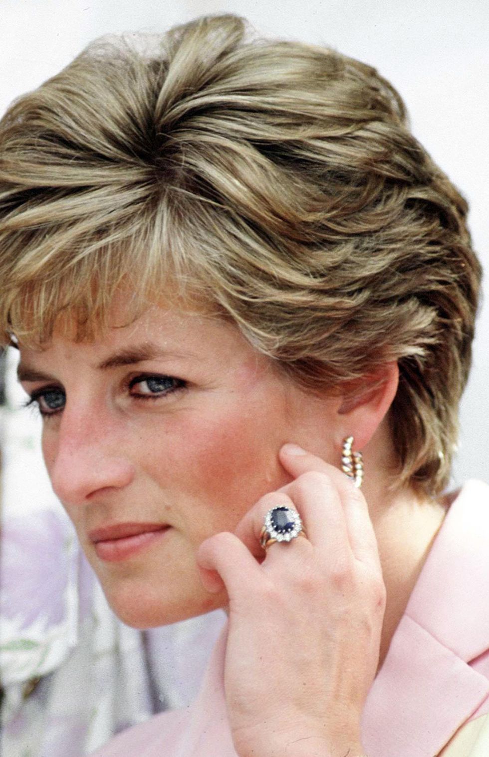 <p>Anche se gli anelli di fidanzamento reali sono di solito realizzati su misura, Diana lo selezionò dal catalogo della collezione di gioielli Garrard. L'anello, composto da 14 diamanti solitari intorno a uno zaffiro da 12 carati in oro bianco, ora appartiene alla duchessa Kate Middleton.</p>