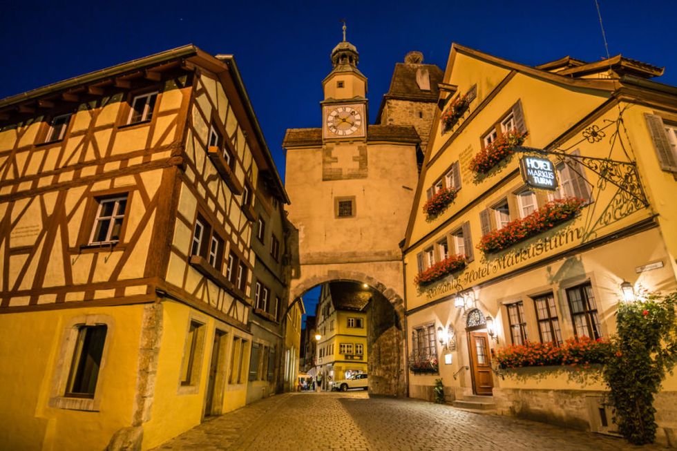 <p>La Romantische Straße è tra gli itinerari bavaresi più battuti dai turisti. Ciò non è tuttavia un buon motivo per evitarla, anche perché vi perdereste gioielli medievali come Rothenburg, che vedete nella foto.</p>