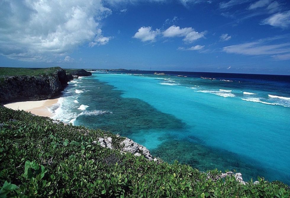 <p>L'arcipelago di <strong>Turks& Caicos</strong> (<em><a href="http://turksandcaicostourism.com">http://turksandcaicostourism.com</a></em>), dipendenza d'oltremare del Regno Unito, è un vero e proprio paradiso naturalistico nel mar dei Caraibi. Qui l'ambiente è tenuto a tal punto in considerazione che il Dema (Department of Environmental and Maritime Affaires) ha stilato la <em>Tourist etiquette guid</em>e, una sorta di manuale del bon ton del visitatore: sconsigliato nutrire gli animali selvatici (compresi pesci e rettili come le iguane delle rocce), vietato asportare i coralli, smuovere la sabbia durante lo snorkeling, esportare senza un permesso speciale più di tre royal conch, le tipiche conchiglie locali. A proposito di queste ultime, ogni anno nelle splendide acque che fronteggiano Grace Bay si tiene la <em>Race for the conch</em>, una gara di nuoto a scopo benefico per sensibilizzare i turisti sull'importanza di preservare l'ecosistema marino. Tutti possono partecipare, a una condizione: si nuota solo col costume da bagno, senza pinne, boccaglio o muta. Per l'edizione 2016, in programma il 2 luglio, Quality Group-America World propone un soggiorno di 7 giorni-6 notti presso il Gansevoort Turks&Caicos (più 4 giorni/3 notti a New York), a partire da 3.850 euro (voli e trasferimenti inclusi).</p>