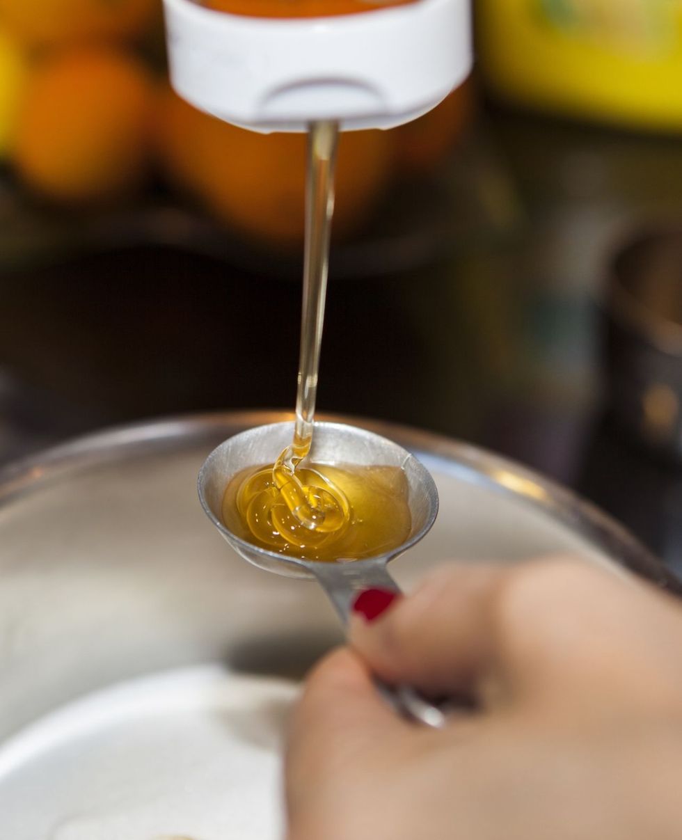 <p>Quando si usano ingredienti appiccicosi come il miele, la melassa, lo sciroppo di mais e simili meglio prima ungere il cucchiaio, per non sprecare poi tempo a staccare l'ingrediente rimasto attaccato.</p>