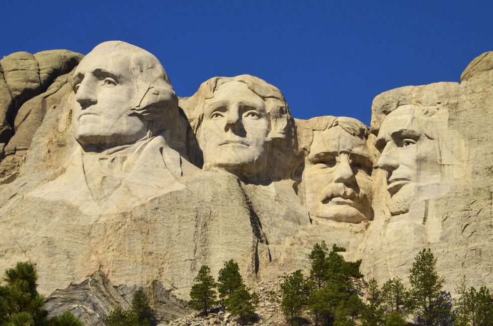 <p>È una delle più grandi sculture del mondo, uno dei simboli indiscussi degli Stati Uniti e una delle mete preferite più gettonate dell'America del Nord: il Mount Rushmore National Memorial, nel <strong>South Dakota </strong>(<em><a href="http://www.realamerica.it">www.realamerica.it</a></em>), l'alta parete di roccia (20 metri) sulla quale sono scolpiti i volti di quattro famosi presidenti americani: George Washington, Thomas Jefferson, Theodore Roosevelt e Abraham Lincoln (a proposito, ricordate la spettacolare scena di <em>Intrigo internazionale</em> di Alfred Hitchcock in cui Cary Grant ed Eva Maria Saint sono sospesi nel vuoto, aggrappati per un soffio  alle gigantesche statue?). Il Monte Rushmore, realizzato tra il 1927 e il 1941 dallo scultore Gutzon Borglum, coadiuvato dal mastro carpentiere italiano Luigi Del Bianco e da 400 operai, si trova nelle mitiche montagne Black Hills. La catena montuosa  racchiude anche il Custer State Park, riserva naturale che ospita la mandria di bisonti allo stato brado più grande del mondo. Non a  caso il mitico film <em>Balla coi lupi </em>di Kevin Costner è stato girato proprio in queste terre, sacre ai nativi americani Lakota e Dakota: un'atmosfera genuinamente country che i turisti possono vivere al meglio ogni anno a settembre, quando il Parco celebra il tradizionale <em>Buffalo Roundup</em>, durante il quale provetti cowboy e cowgirl a bordo di pick-up si destreggiano appunto per radunare i bisonti, effettuando una sorta di censimento dei capi presenti. Tour <em>Indiani e cowboy</em> di Hotelplan (14 giorni a partire da 1.940 euro). </p>