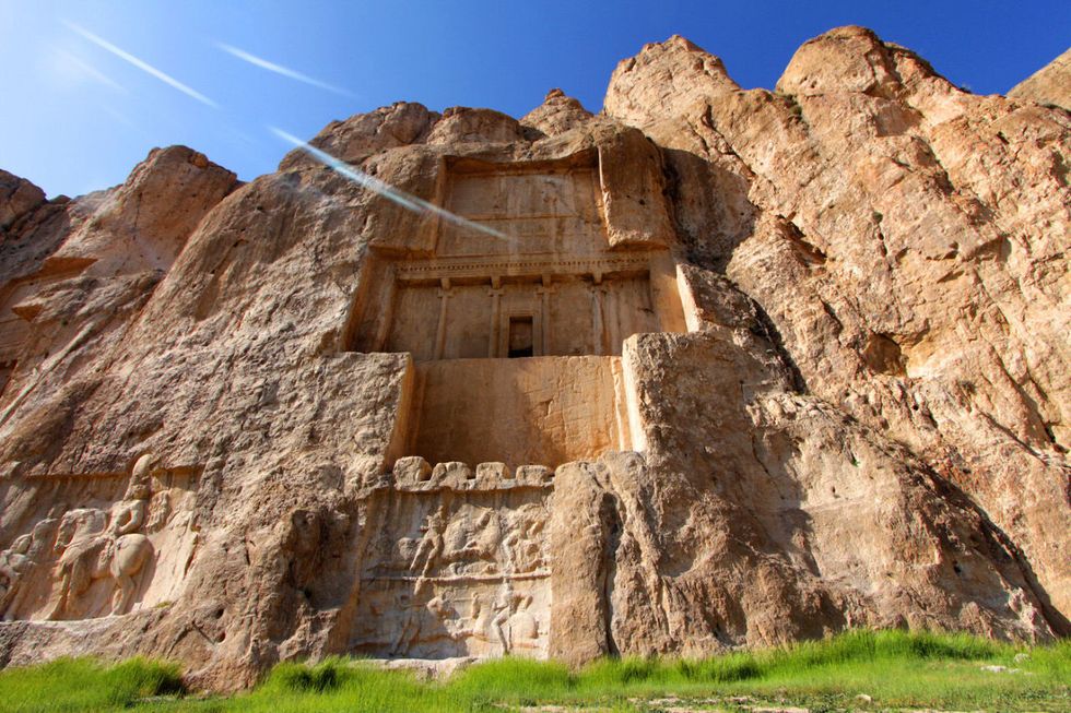 <p>A pochi chilometri da Persepoli si incontra Naqsh-e-Rustam con le imponenti tombe rupestri attribuite a Dario II, Artaserse I, Dario I e Serse I. </p>