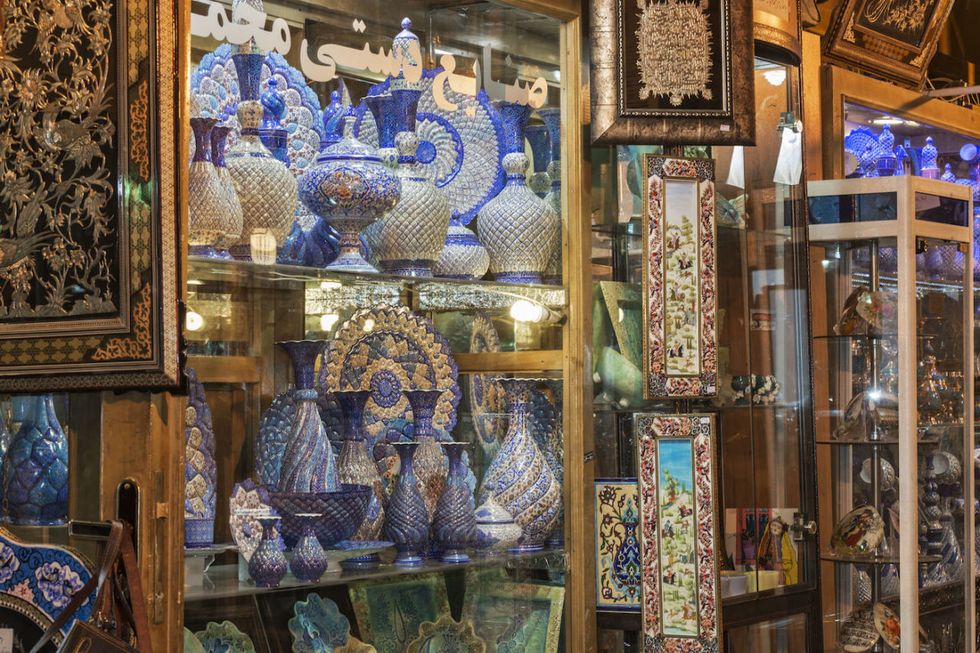 <p>Dopo l'ammirazione di tanti capolavori, è il momento di perdersi nel bazar di Esfahan, tra gallerie a volta, caravanserragli e aree porticate dove, oltre a frutta secca e zafferano, si trovano turchesi e lapislazzuli: imperdibili quelli della Dayyani Gallery e i tappeti di Ariana Carpet. Raffinate le miniature di Okhovat Pour Rasoul e i piatti dipinti con delicate decorazioni azzurre e blu di Parya Korkzan, con atelier di fronte all'elegante ristorante Bastani, affacciato sulla Piazza Imam.</p>