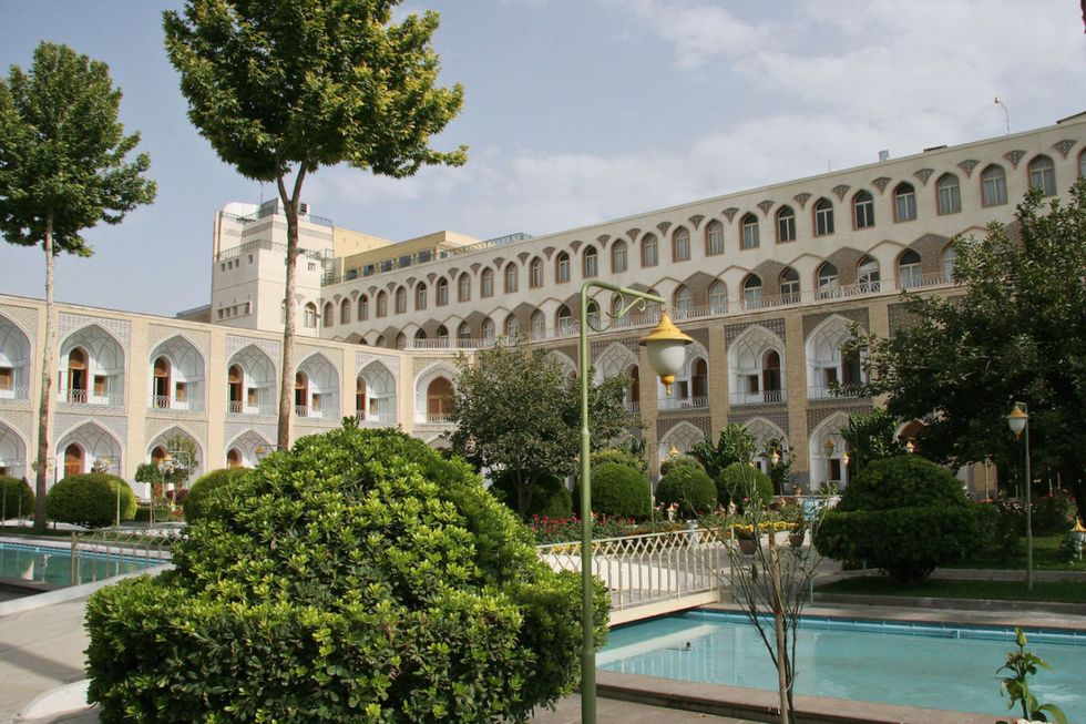 <p>A Shiraz:  Chamran Grand Hotel, 5 stelle, moderno e funzionale (<em>hotelchamran.com</em><em></em>).</p><p>A Esfahan: Abbassi Hotel, caravanserraglio del 1700 (nella foto),  trasformato in un elegantissimo hotel (<em>abbasihotel.ir</em><em></em>).</p>