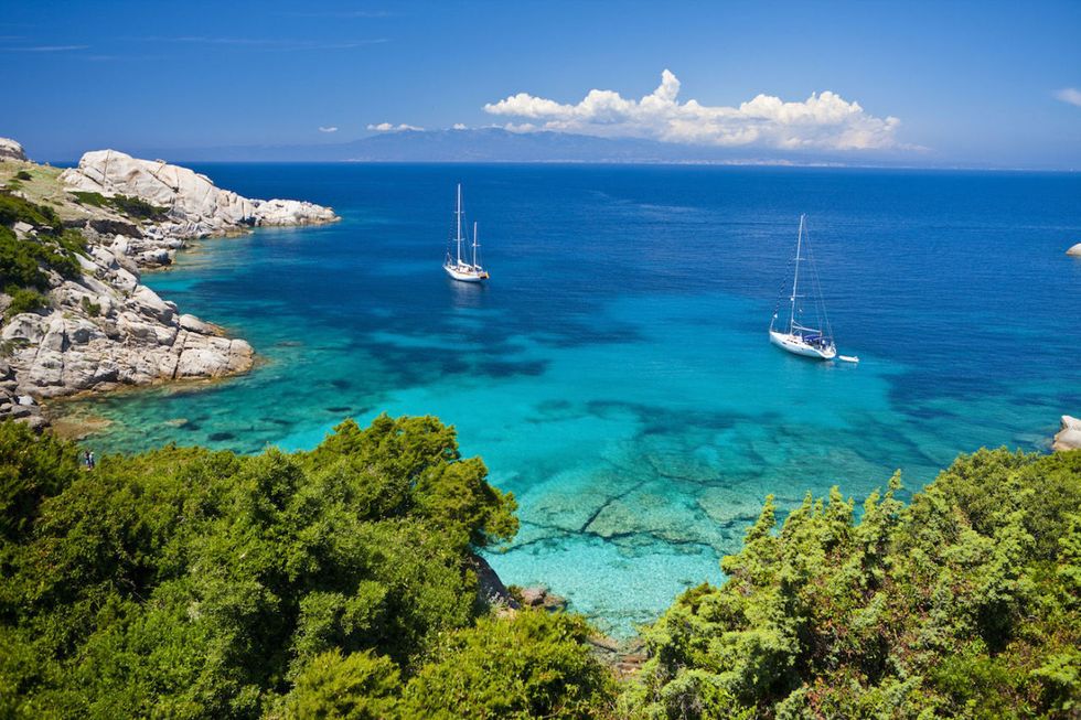 <p>Per chi va in vacanza in Sardegna (nella foto), Corsica, isola d'Elba, Sicilia e Tremiti, sono una garanzia i collegamenti operati da <strong>Moby </strong>(<em>moby.it</em>) e <strong>Tirrenia</strong> (<em>tirrenia.it</em>). Fino al 31 maggio, chi acquista un viaggio con una delle due compagnie riceve uno sconto del 25 per cento su quanto speso, da applicare sull'acquisto di un nuovo biglietto (partenze fino al 31 dicembre). Per la Sardegna si può contare anche su <strong>Grimaldi Lines</strong> (<em>grimaldi-lines.com</em>) che, oltre a operare su Civitavecchia-Porto Torres, ha inaugurato le linee Livorno-Olbia e Civitavecchia-Olbia. Per Palermo, invece, si parte da Livorno e Salerno. La compagnia propone anche collegamenti internazionali per Spagna, Grecia, Tunisia e Marocco.</p>