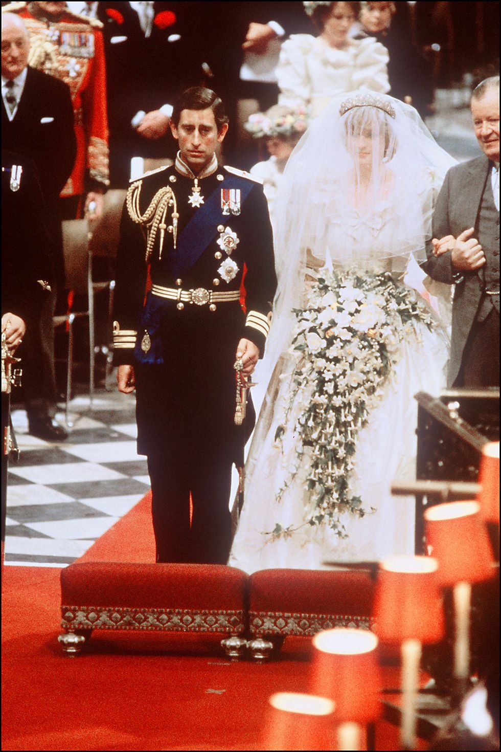 <p>
Ha scelto di non seguire la tradizione reale del voto di nozze in cui la donna promette obbedienza  al marito, pronunciando "obey" all'altare. Trent'anni dopo anche William e Kate hanno seguito l'esempio della principessa Diana.</p>