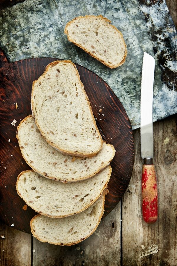 <p>Sì, il pane. «Non stiamo parlando del pane super lavorato comprato al supermercato, che ha una cattiva reputazione» , afferma il dottor Tasneem. «Quello fatto in casa o appena sfornato da una panetteria dopo una lunga lievitazione ha molte proprietà anti-infiammatorie».
</p><p><i></i>
</p><p><em>Suggerimento: compra una pagnotta fresca da una panetteria e usala per prepararti un panino da portare in ufficio</em></p>