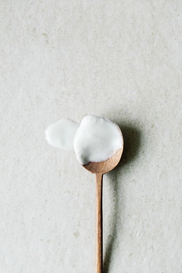 <p>Il kefir è un cugino stretto dello yogurt, e quando lo mangi ai batteri buoni del tuo intestino si aggiungono le sue colture vive e attive. «Ce ne sono così tante varietà diverse, dalla noce di cocco alla fragola, che riuscirai a trovare un gusto che ti piace. Soltanto assicurati che non contenga una tonnellata di zucchero», dice il dottor Tasneem.
</p><p><i></i>
</p><p><em>Suggerimento: comprane una confezione grande per la settimana, prendine una tazza e mescola il kefir con del muesli per il pasto del mattino.</em></p>