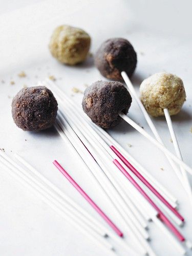 cake-pops-passati-nel-cocco-e-nella-granella-di-nocciole