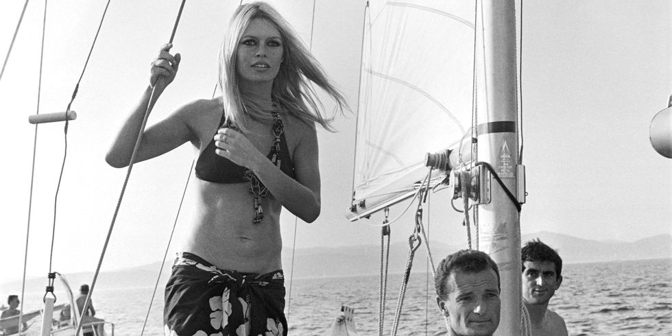 FRANCE - AUGUST 01:  Alain Delon and Brigitte Bardot in Saint Tropez, France in August, 1968-Alain Delon, Brigitte Bardot and EricTabarlyin Saint-Tropez.   (Photo by Jean-Pierre BONNOTTE /Gamma-Rapho via Getty Images)
