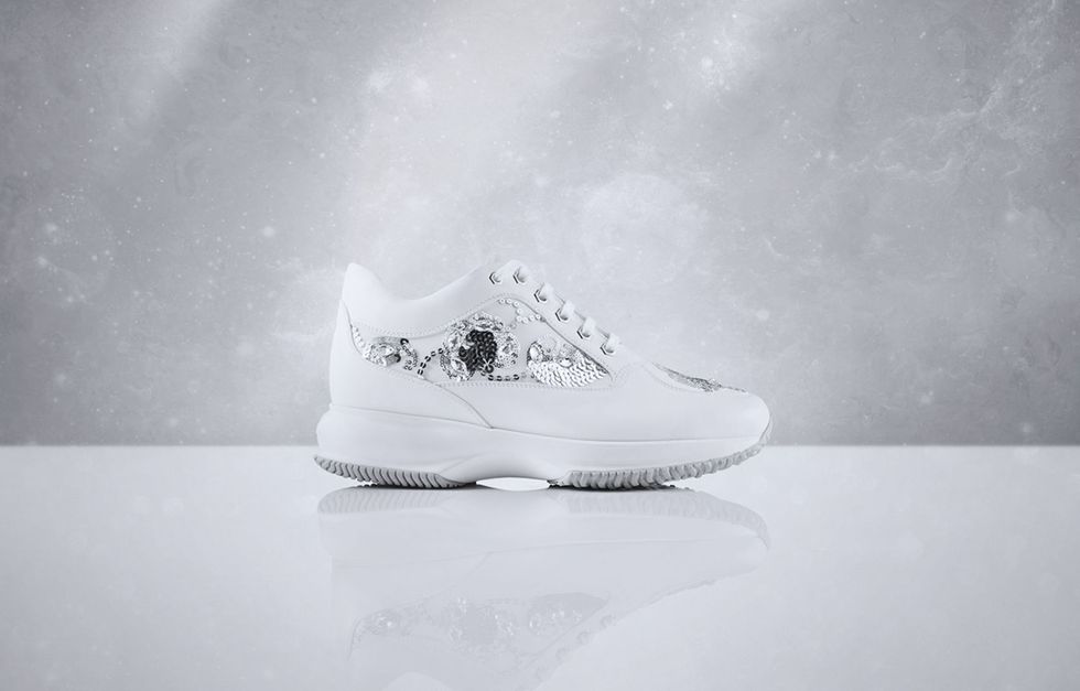 <p>L'Haute couture veste le scarpe Hogan, anzi la sua iconica sneaker Interactive, in una collezione "Atelier" composta da creazioni uniche come gioielli di alta sartoria. Dettagli preziosi illuminati da cristalli, paillettes e perle; e ancora decorazioni e ricami fatti a mano, dal vestito passano alla scarpa, trasformandola in una sneaker couture per tutti giorni. Poliedrica e  raffinata.</p>