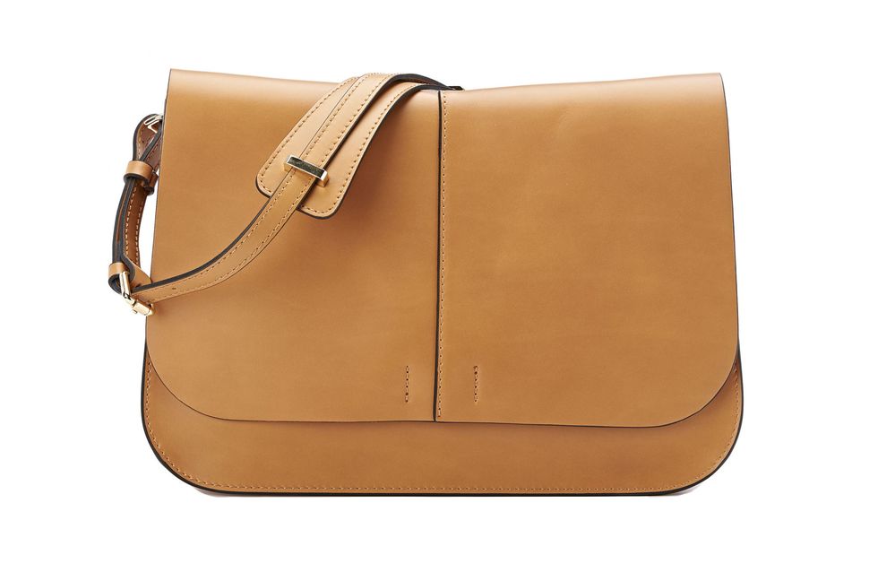 <p>La semplicità racchiusa in una it-bag iper chic: è la borsa iconica di Gianni Chiarini, in vera pelle made in Italy, dal design senza tempo funzionale e moderno. Una bag a tracolla dalle linee arrotondate, un omaggio alla femminilità, per urban travellers attente allo stile. </p>