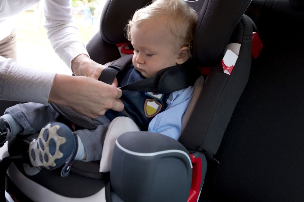 Una mamma in auto col figlio non può girare senza seggiolino, per cui è utile vero?