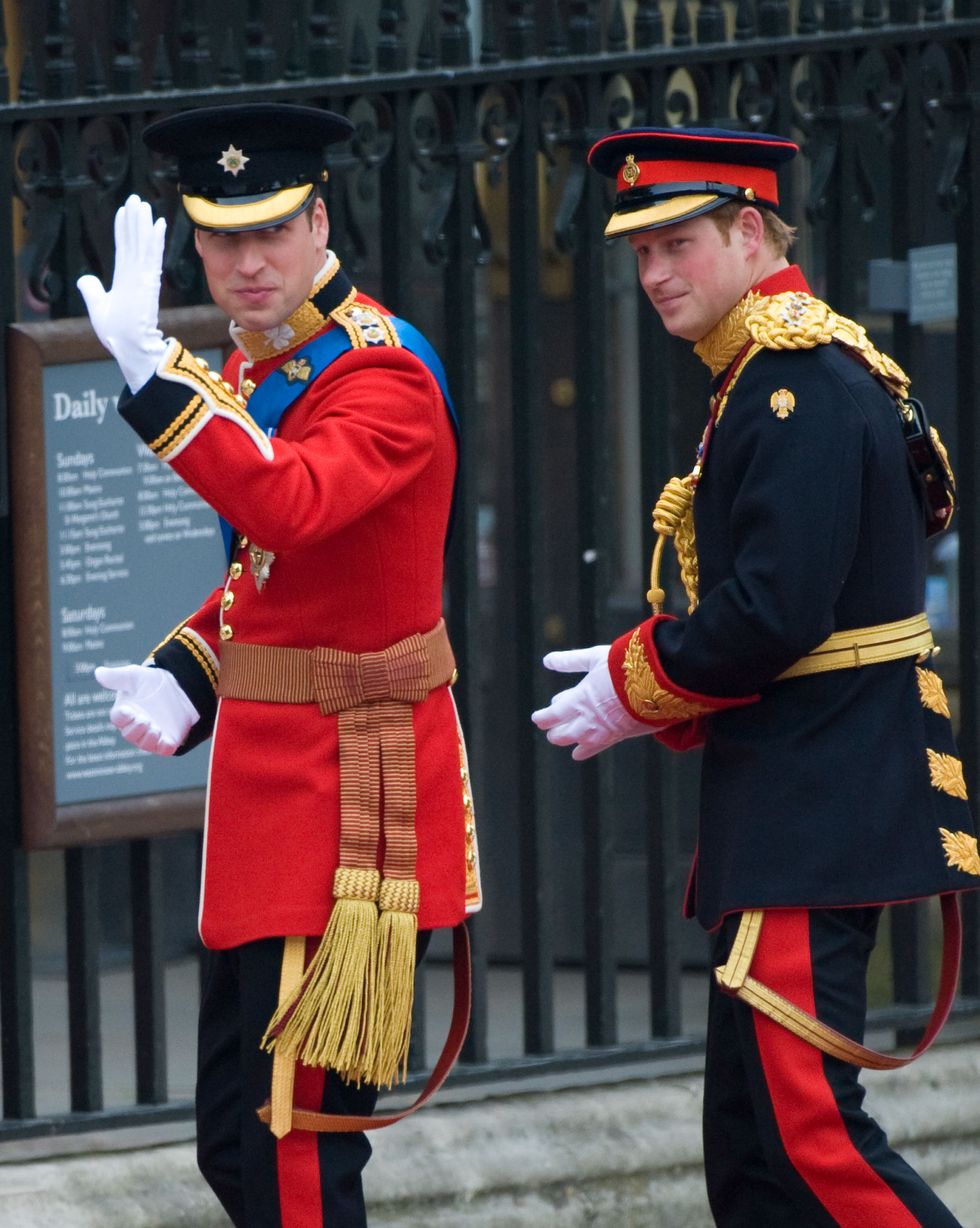 <p>Le uniformi militari indossate da William e Harry sono state realizzate appositamente per il giorno del matrimonio, in materiale traspirante per rendere più tollerabile il grande caldo dovuto al chiuso dell'Abbazia di Westminster (e, naturalmente, anche all'emozione).</p>