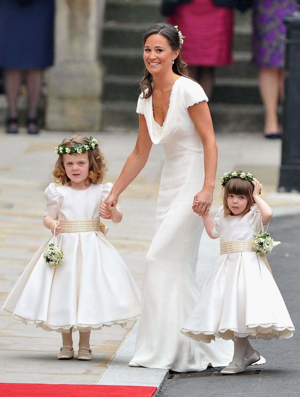 <p>Le damigelle portavano una coroncina di fiori realizzata sul modello di quella che indossava Carole Middleton il giorno del suo matrimonio nel 1980.</p>