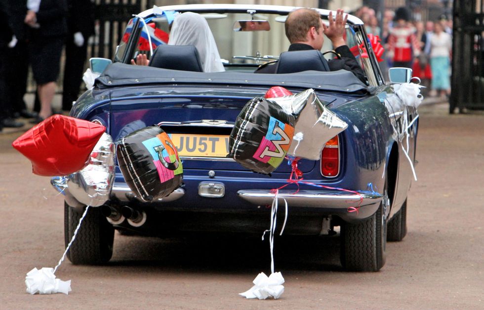 <p>Gli sposi hanno lasciato Buckingham Palace a bordo di un'Aston Martin che il principe Carlo ha ricevuto in dono per il suo ventunesimo compleanno. Gli amici di William e Kate avevano decorato l'auto con palloncini, nastri e la targa <em>Ju5t Married</em>.</p><p><span></span></p>