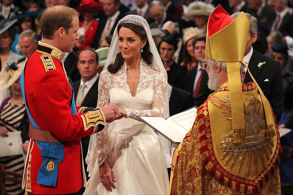 <p>Se avete presente la cerimonia nuziale, ricorderete che lo scambio di anelli è avvenuto in una sola direzione: non è tanto una tradizione reale, quanto una scelta personale di William.</p>