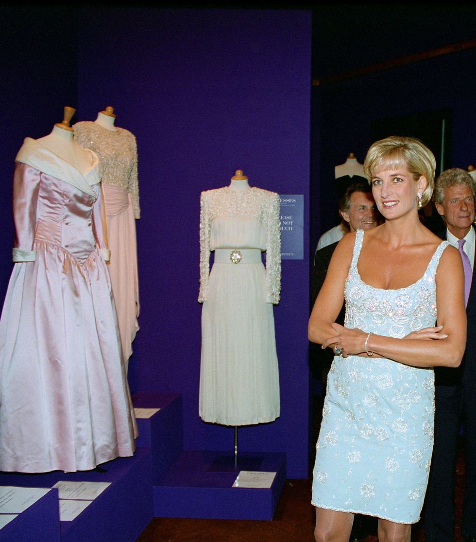 <p>79 dei suoi abiti sono andati all'asta raccogliendo 5,76 milioni di dollari per la lotta contro l'AIDS e per sostenere la ricerca per il cancro al seno. A suggerirle questa idea, il principe William: Christie a New York ha curato l'asta due mesi prima della morte della principessa. </p>