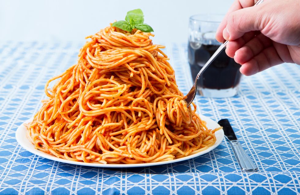 <p>Secondo la dieta Lemme, che è una <strong>dieta rapida</strong>, per dimagrire non è necessario limitare l'assunzione di cibo ed eliminare i cibi più calorici. Per dimagrire bisogna mangiare grandi quantità di carboidrati, carne e pesce: a <em>La Zanzara</em> su Radio 24 il farmacista ha raccontato di aver fatto mangiare all'ex manager di F1 400 grammi di spaghetti aglio olio e peperoncino a colazione. Invece bisogna evitare cibi come verdure, pomodori, carote, frutta ed eliminare il sale.</p>