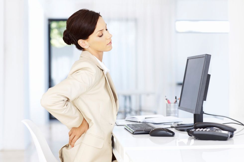 <p>Il mal di schiena spesso è dovuto alle posizioni scorrette che assumiamo per lungo tempo: gli esercizi per rassodare i glutei costringono il corpo a usare questo muscolo anzichè caricare la zona lombare.</p>