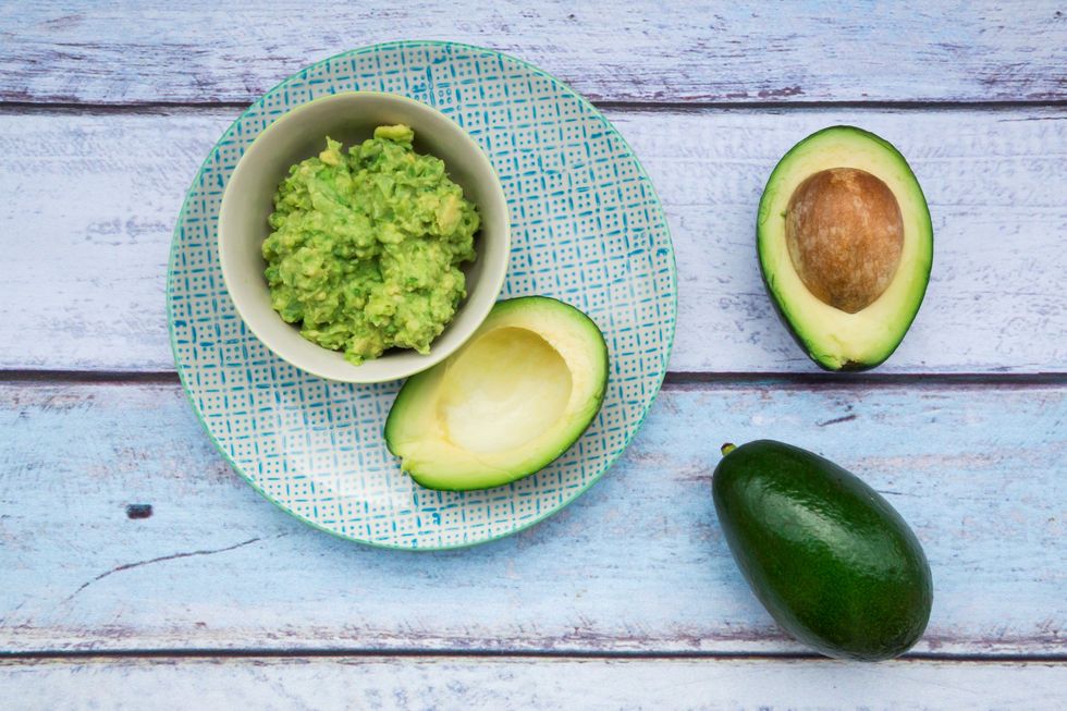 <p>L'avocado è un alimento generalmente considerato 'grasso', ma in realtà si tratta di grasso buono, che può aiutarti se mangiato prima di dedicarti all'attività fisica. Infatti entra in azione una volta finita l'energia fornita dai carboidrati.</p>